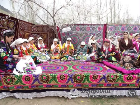 Ҷамъбасти озмунҳои «кадбонуи беҳтарин» ва «як матову сад ранг» дар ноҳияи Лахш