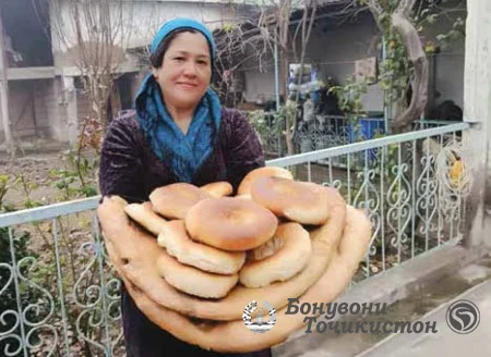 Аз замин нонрезаҳоро дида менолам ба чашм...